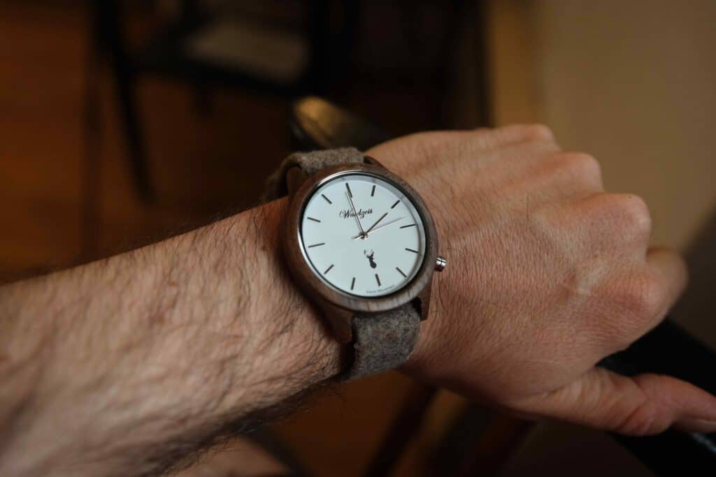 The Waidzeit Wood watch on the wrist